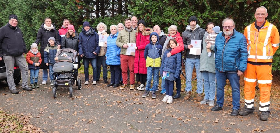 Group photo of the wedding and birth forest planting campaign