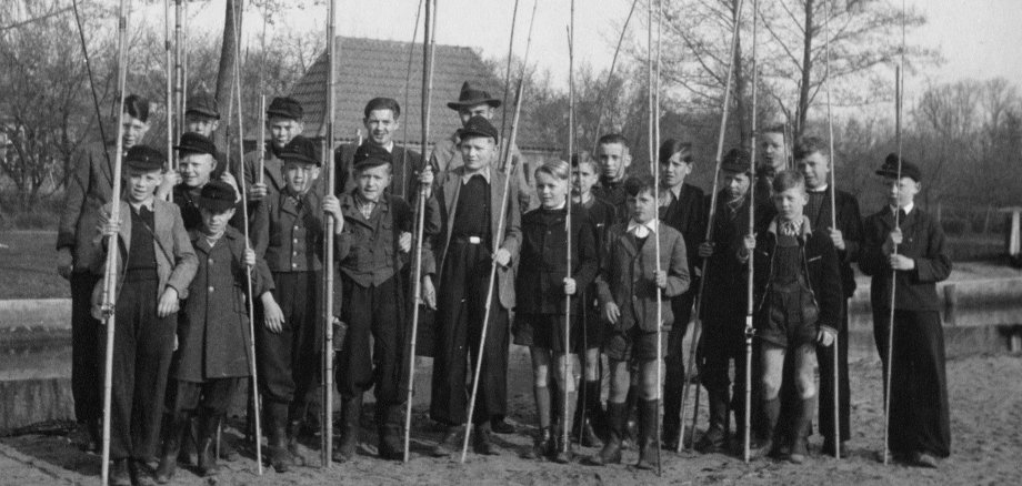 Groepsfoto visclub jeugdgroep uit 1950