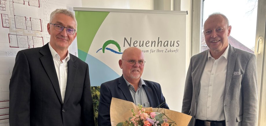 Op de foto van links naar rechts: rechter Torsten Rieger, arbiter Hermann Züwering en burgemeester van de gemeente Günter Oldekamp.