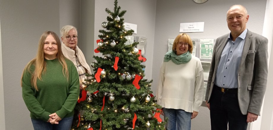 Wunschbaum im Bürgerbüro mit Frau Haase (Bürgerbüro), Johanne Roetmann und Andrea Winter (Brotkorb) sowie Samtgemeindebürgermeister Günter Oldekamp (von links)